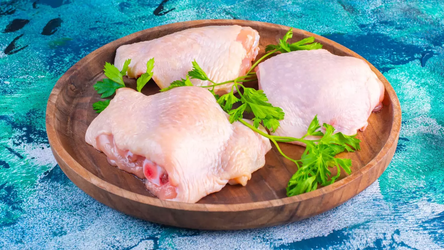 Boiling chicken thighs