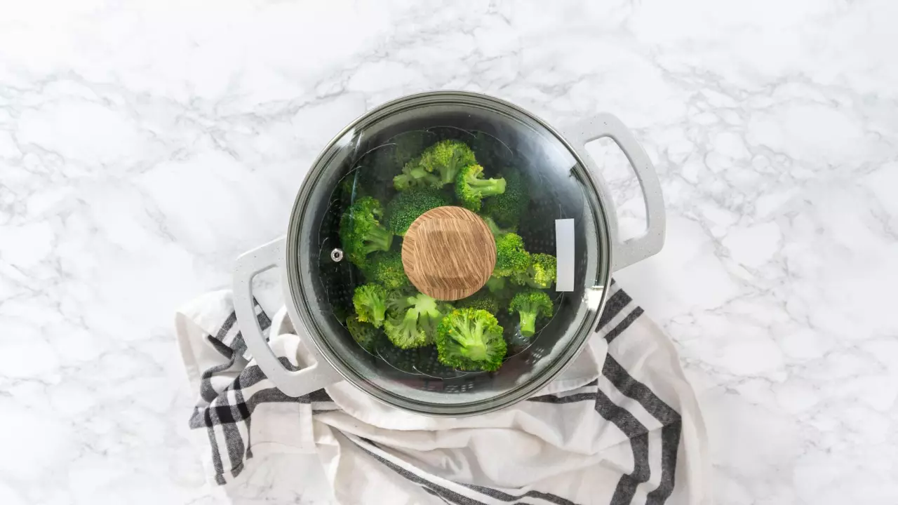 How to cook broccoli in a pot?