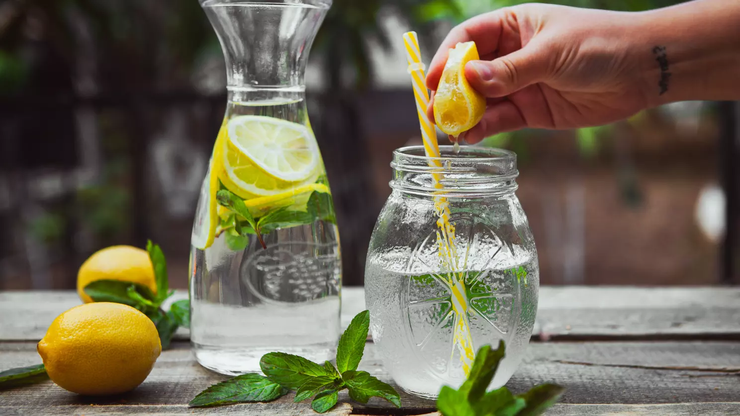The number of calories in water with lemon